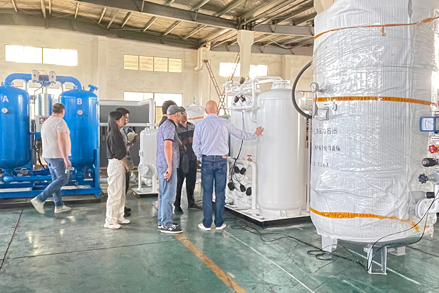 Russiske kunder besøker fabrikken vår for å evaluere den utmerkede kvaliteten på nitrogengeneratoren